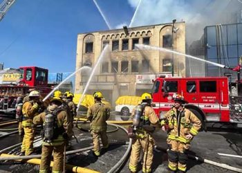 LA 다운타운 3층 주상복합 화재..100여명 투입 신속대응