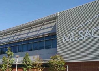 캠퍼스에서 여학생 쟁탈전, 남학생들 칼부림 비극