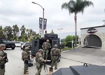 LA 카워시 무장괴한 바리케이드 대치….6시간만 체포(영상)