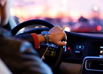 한 손 운전하신다구요?…”허리·척추 건강에 적신호”