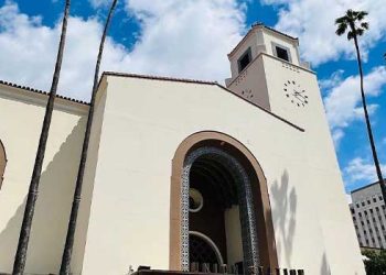 텍사스 12번째 불체자버스, LA 유니언 역 도착