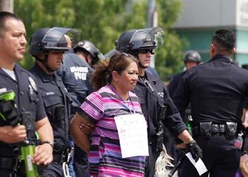 할리웃 카이저 병원 앞 대규모 시위..의료노조원 23명 체포돼