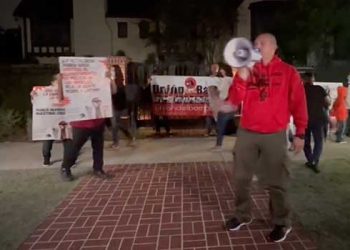 행콕팍 LA시장 관저 앞 새벽 시위…”폭죽16톤 폭발사고 보상하라”