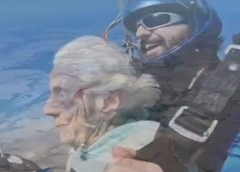 104세 할머니, 최고령 스카이다이빙 성공(영상)