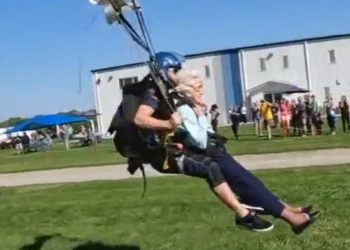 시카고 104세 할머니, 스카이다이빙 일주일 뒤 사망