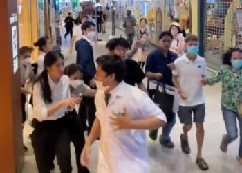 방콕 쇼핑몰서 14세 소년 총기난사…3명 사망(영상)