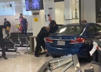 샌프란 중국 총영사관에 차량 돌진…경찰 총격 제지(영상)