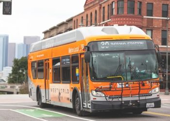 경찰 쫓기던 차량, 실버레이크서 메트로버스 충돌…승객 2명 중상