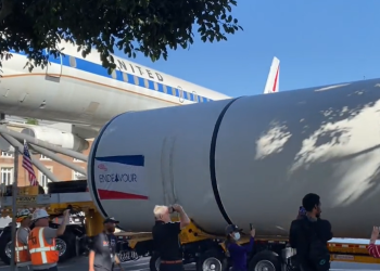 ‘엔데버’ 추진체 LA도착, 발사전 상태 영구전시(영상)