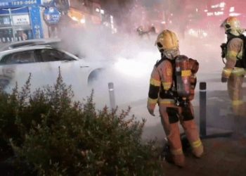 도로 주행 중이던 아우디 전기차에서 불(영상)