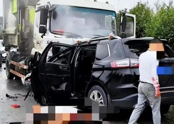 비극의 결혼식…웨딩카 청소트럭과 충돌 6명 사망