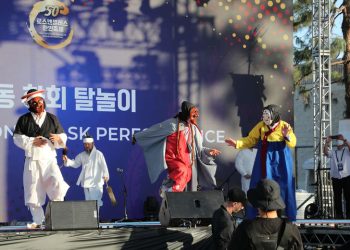 ‘얼~쑤’ 하회별신굿탈놀이, LA한인축제 최고 인기몰이..신명한마당