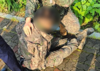 장갑차에서 뛰어내린 현역 군인, 대검 휘두르며 난동