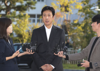 ‘마약 혐의’ 이선균, 경찰 출석 … “가족에 미안”