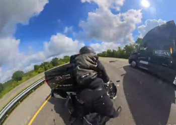 시속 225km 차량 사이 질주 바이커, 구사일생…”이젠 그만”(영상)