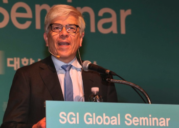 ‘노벨상 수상’ 폴 로머 “연준, 금리 또 올리는 건 미친 짓”