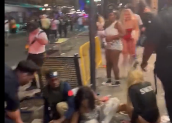 피로 물든 핼러윈 축제 수백여명 혼비백산…최소 2명 사망 18명 부상(영상)