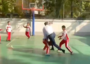 뉴섬 주지사 중국에서 농구 보여주려다 ‘꽈당’