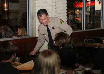 LA 경관들 피자 레스토랑서 웨이터 근무