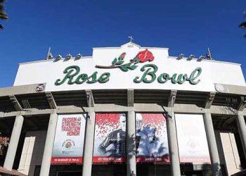 로즈보울서 볼 풋볼 경기 중 라커룸 거액 금품 털려