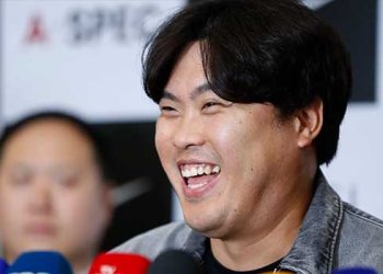 류현진 “메이저리그에 남고 싶어…마무리는 한화에서”