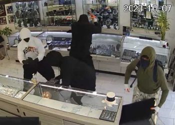 맨해튼비치 보석상 ‘스매시앤그립’ 강도에 털려