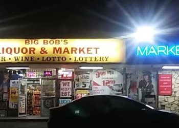 강도들과 맞서던 리커스토어 직원, 총격 사망