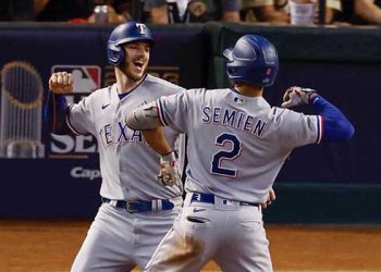 ‘타선 대폭발’ 텍사스, WS 4차전 승리…’1승 남았다’