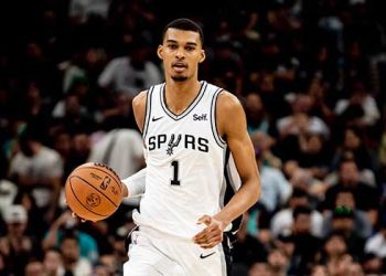 NBA 1순위 웸반야마, 데뷔전서 15점 5리바운드