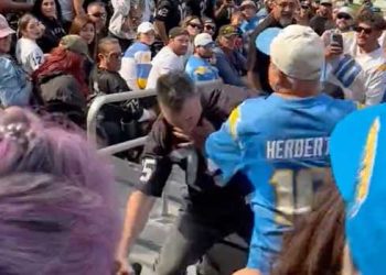 LA 소파이스타디움 풋볼경기 관중들 폭력사태(영상)