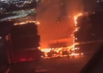 OC 비행선 폐격납고서 화재…”화염 거세, 불길 방치” (영상)