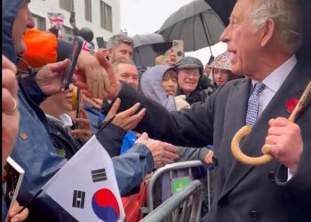 찰스 3세 런던 한인타운에…김치·생일상선물(영상)