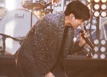 BTS 정국, 뉴욕 중심가서 단독 야외 공연(영상)