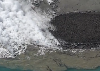 “넓어진 영토?”…이오지마섬 화산폭발로 섬 솟아나(영상)