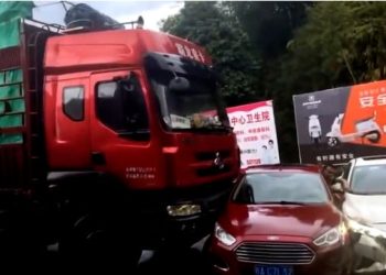 “안 비키면 밟는다”…승용차 뭉갠 트럭