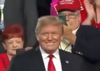 트럼프, ‘대선 전복’ 재판 생중계 요청…”어둠 대신 햇빛 요구”