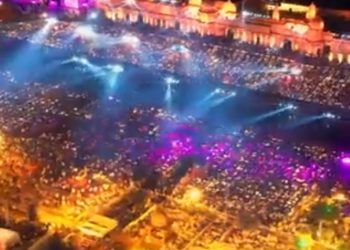 인도 ‘빛의 축제’ 디왈리, 갠지스강에 등불 222만개(영상)