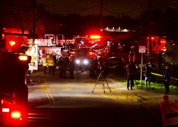 할리웃힐스 멀홀랜드 드라이브 절벽서 승용차 추락