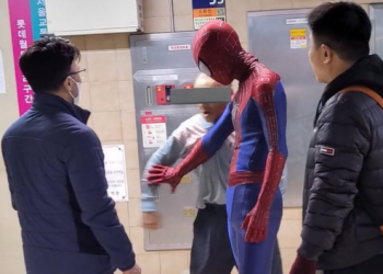잠실역에 스파이더맨 등장…히어로? 빌런?(영상)