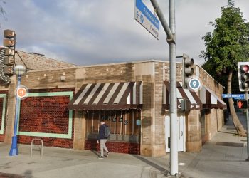 웨스트 헐리우드 존스 카페에  차량 돌진