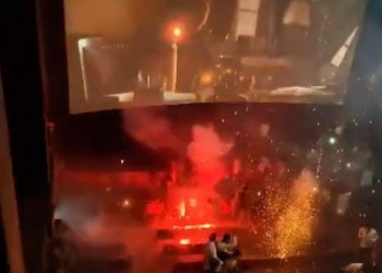 전쟁 같은 팬심…극장 실내서 폭죽쇼 난장판(영상)