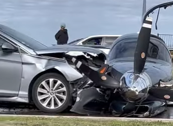 비상 착륙하던 비행기, 자동차와 충돌