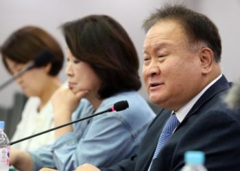 인요한 혁신위, ‘비명’ 이상민 만난다…국민의힘 입당 논의