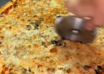 피자가 작다 했더니…감쪽같은 빼먹기(영상)