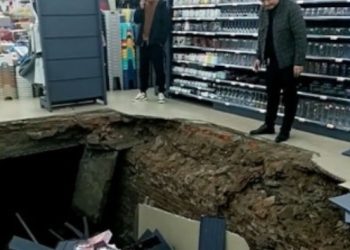 개점 하루만에 와르르…마트에 대형 싱크홀