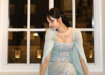 블랙핑크 리사, 버킹엄 궁전서 우아한 자태 [★핫픽]