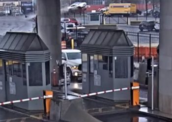 (3보) “나이아가라 차량폭발, 테러 징표는 없어”..2명 사망(영상)