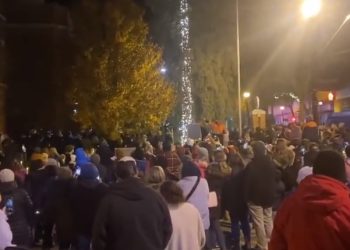 최악의 크리스마스 트리 점등식 탄식  “다 켠 것 맞나요?”(영상)