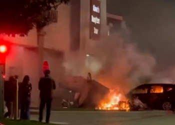 쇼핑몰로 비행기 추락…80대 조종사 숨져(영상)