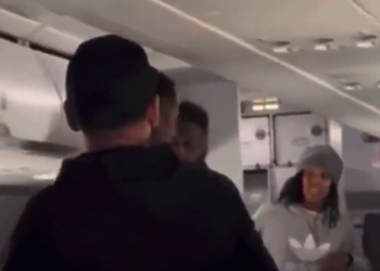 “나 납치됐다” 기내 난동 여성에 긴급착륙(영상)